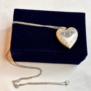 VINTAGE STERLING SILVER HEART LOCKET